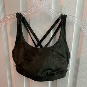 Lululemon Energy bra medium support size 6 dark camo